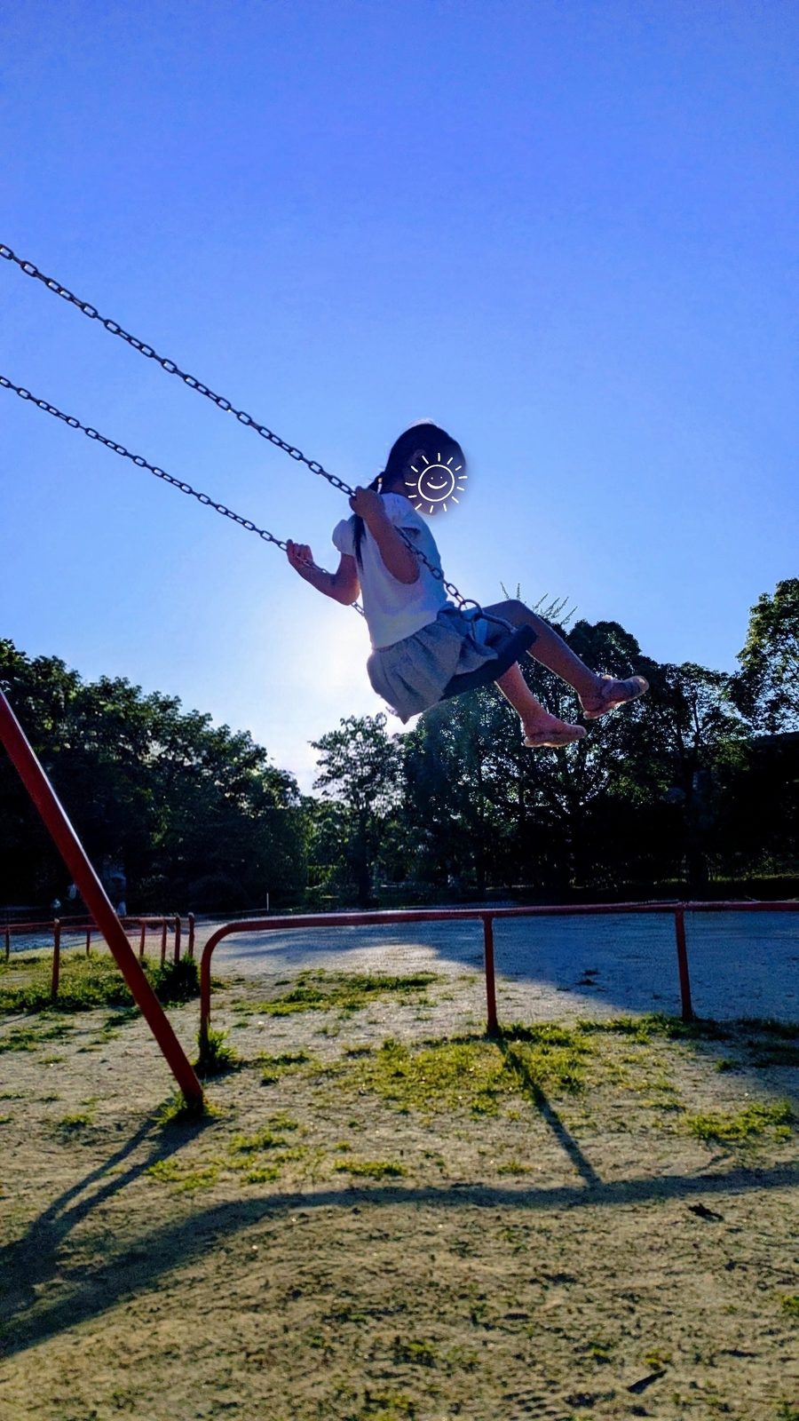 元の写真:公園でブランコをこぐ女の子(顔はスタンプで隠しています)