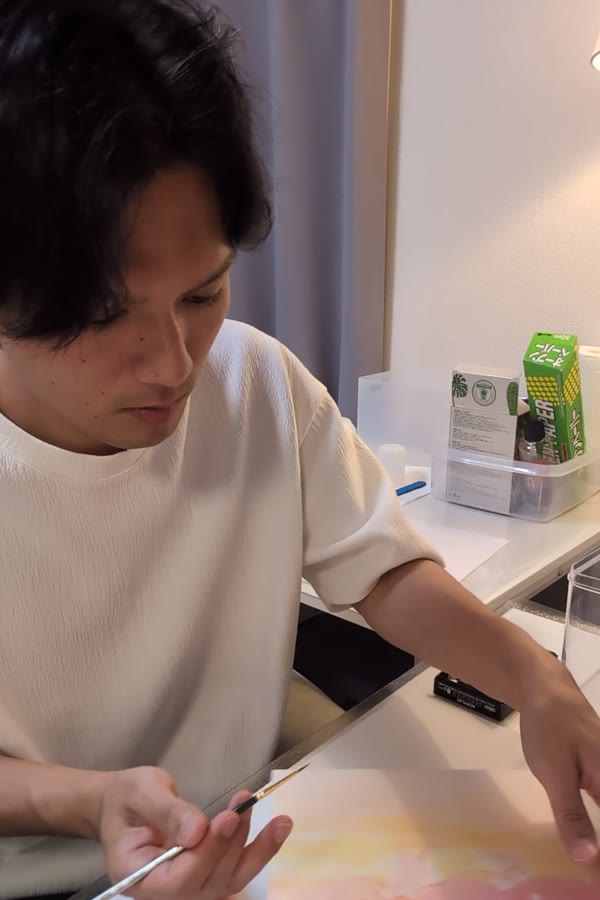 筆で光のふちを入れているところ